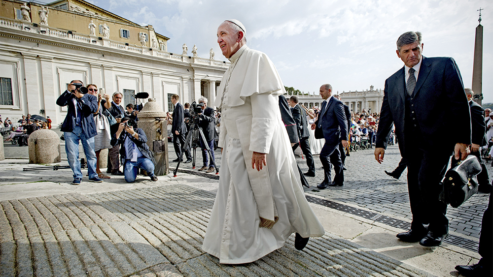 Papież Franciszek wydaje się równym gościem