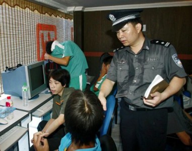 Chinese-police-raid-an-illegal-internet-cafe-in-Guangzhou